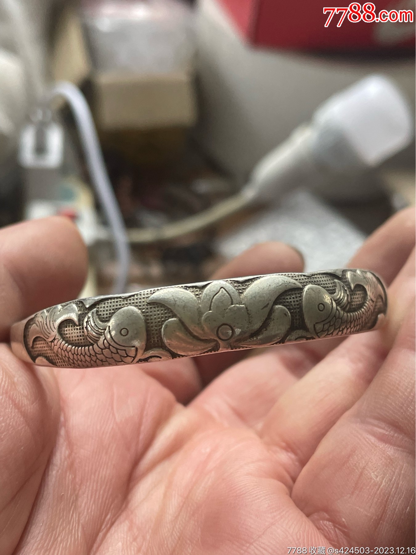 莲花鲤鱼花纹银手镯单个拍卖
