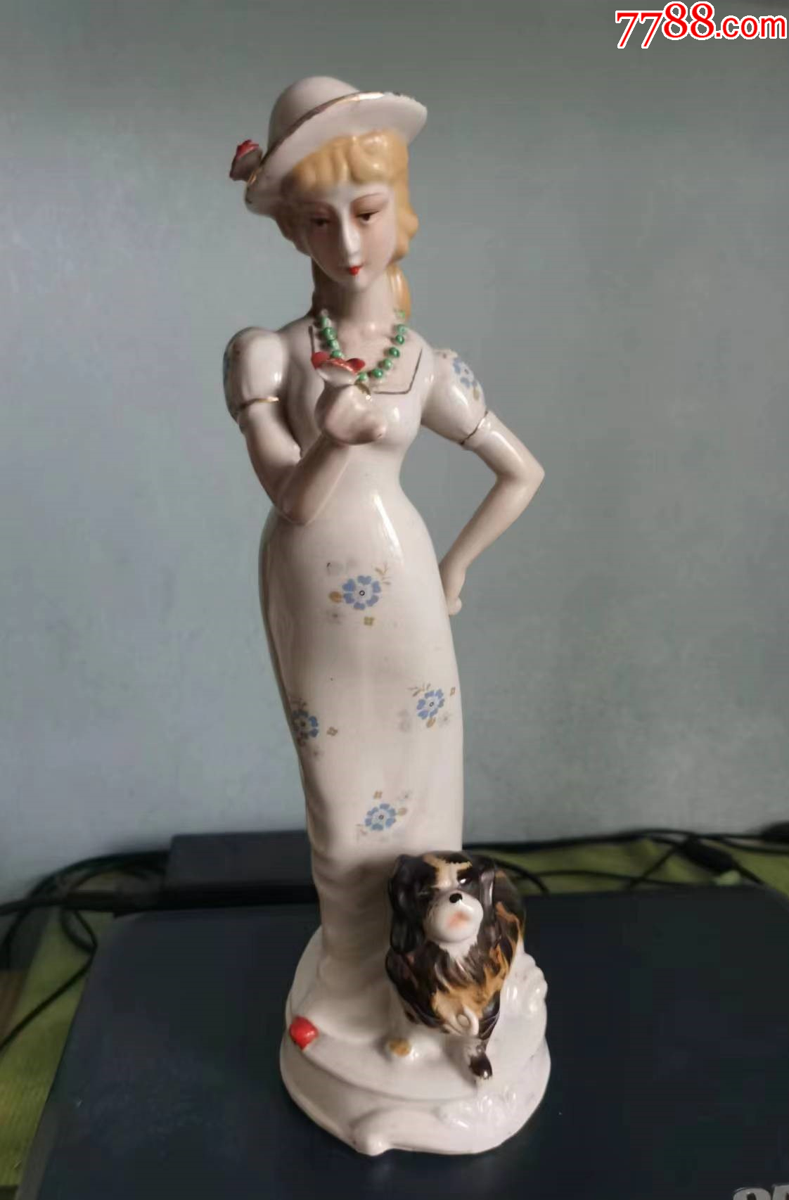 创汇时期景德镇美瓷塑女人和哈巴狗