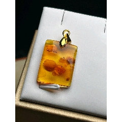 天然琥珀俄料花珀吊坠一枚配链子琥珀内含花瓣漂亮如图品相如图规矩