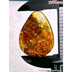 天然琥珀俄料花珀吊坠一枚配链子琥珀内含花瓣漂亮如图品相如图规矩