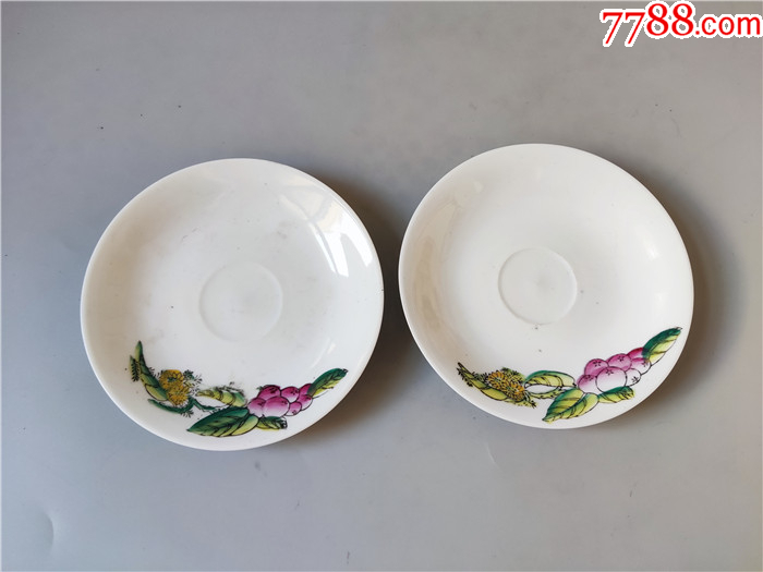 1976年湖南醴陵力生瓷厂制作的彩绘枇杷图粉彩盘一对