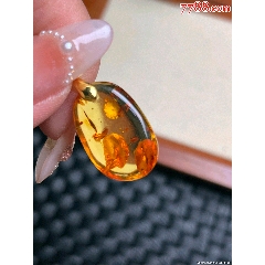 天然琥珀俄料花珀吊坠一枚配链子琥珀内含花瓣漂亮如图品相如图规矩