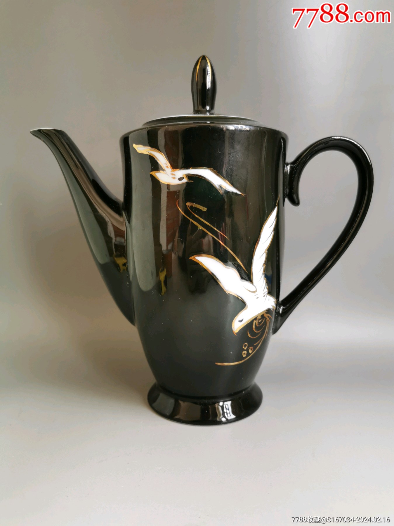 七八十年代博山黑釉鹤纹茶壶品相很好如图所示盖子内侧有一冲如图余