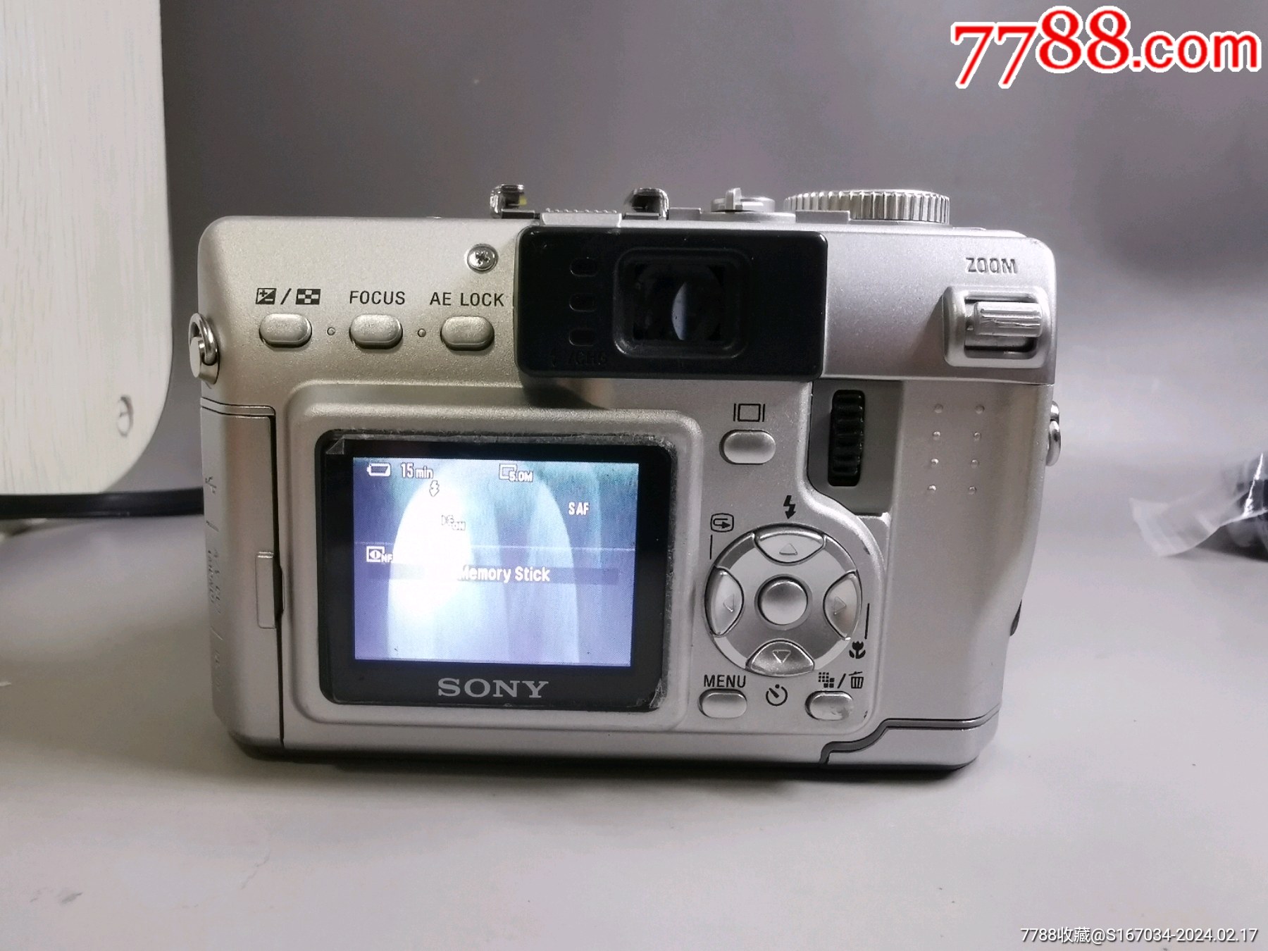 索尼sonydscv1数码相机品相很好如图所示能通电按钮管用屏幕重