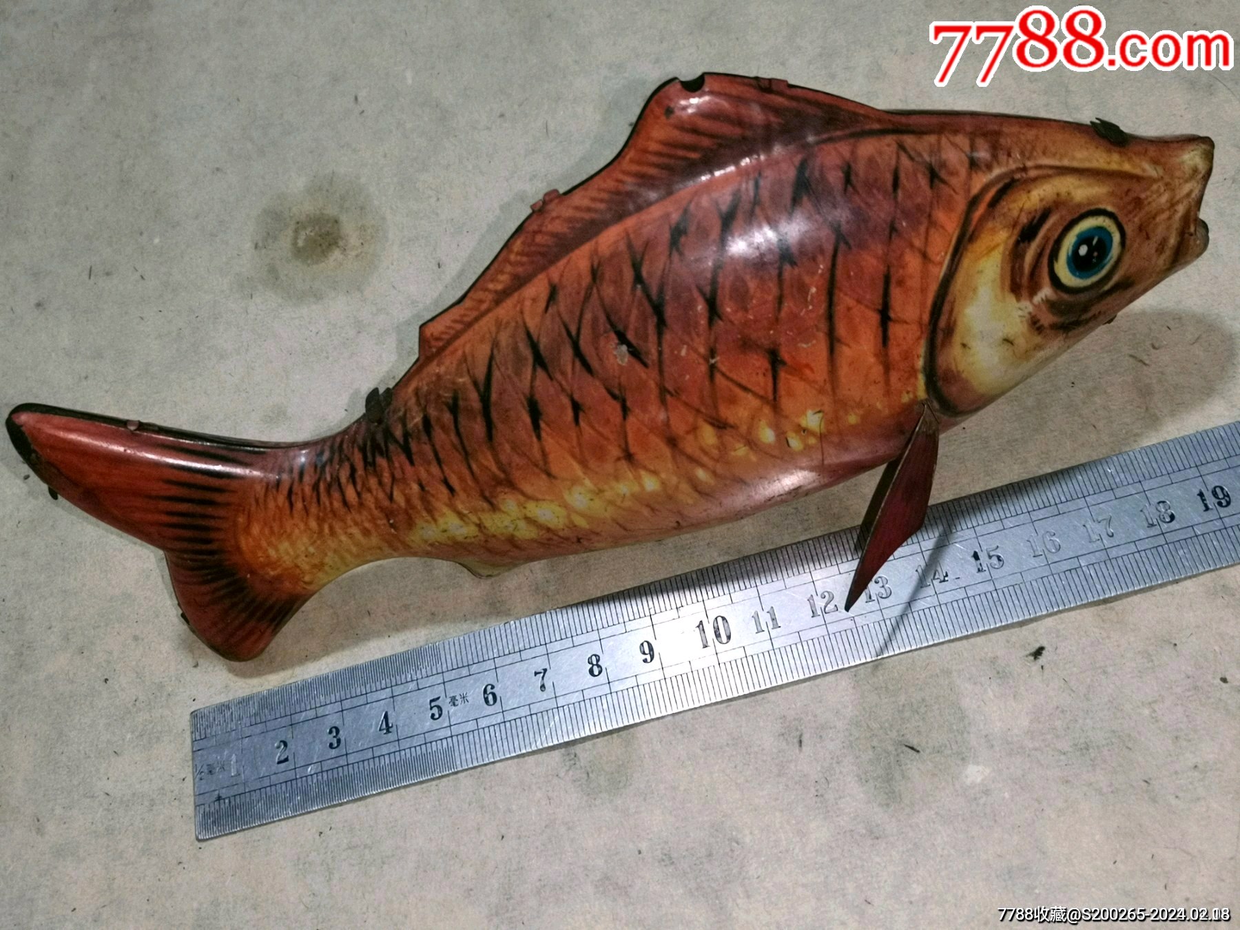 早期的铁皮大红鲤鱼玩具