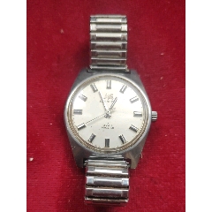 这是一块早期的东风牌手表此表走时