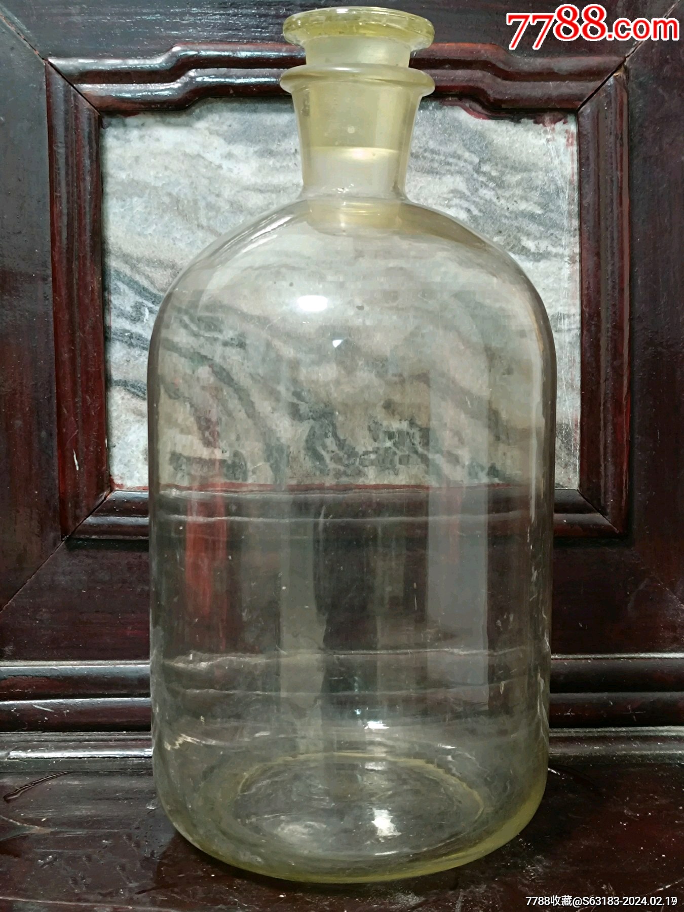 一只老的5000ml的特大玻璃瓶10斤容量老工艺制作的玻璃瓶上面5000