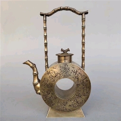 非常厚重的塔式小铜瓶