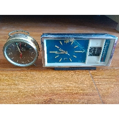 老式电池闹钟两个品相新正常走时闹铃