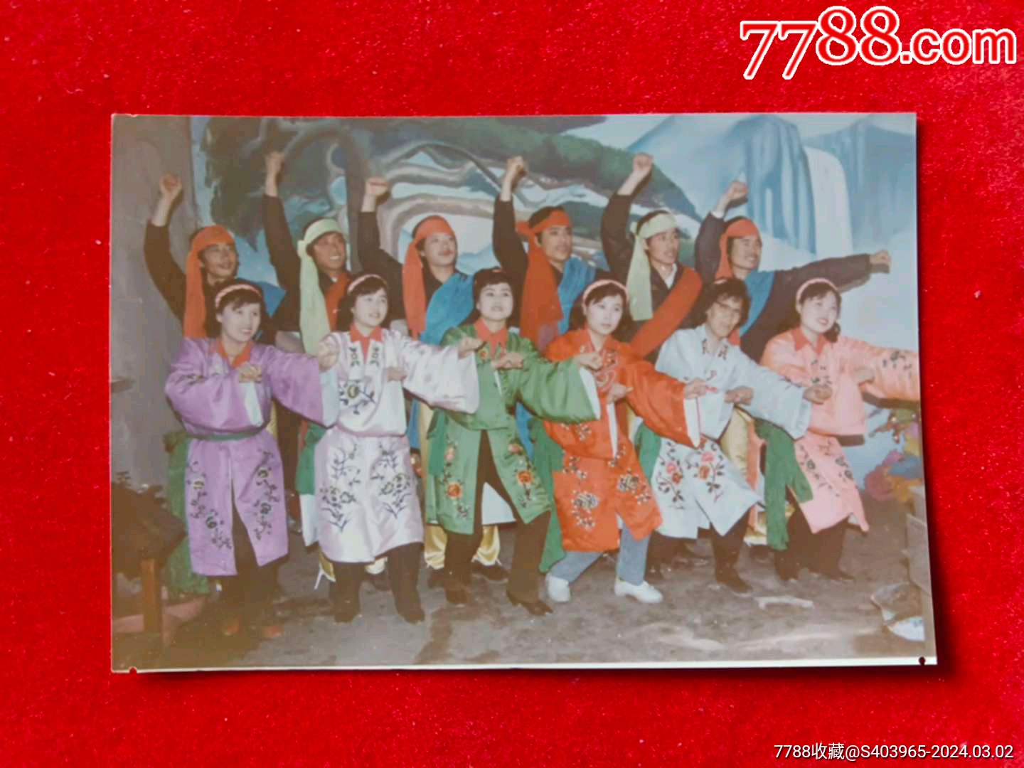 彩色照片朝鲜族男女载歌载舞身穿民族服装