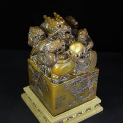 旧藏木盒寿山石田黄雕刻麒麟钮印章一套印章尺寸分别为262685厘米