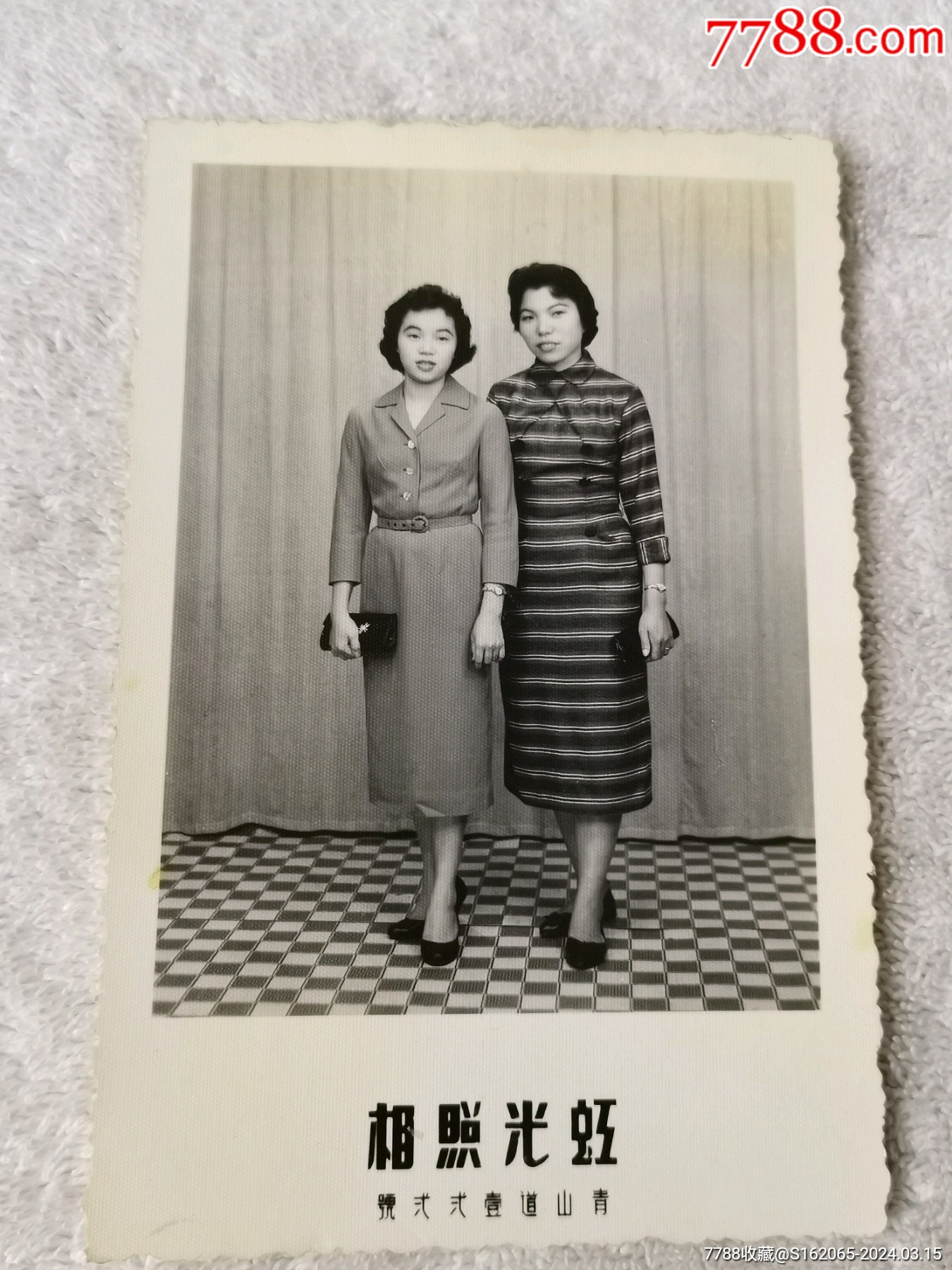 五六十年代时髦儿美女合影照_价格10元【老照片老物件杂项铺】_第1张