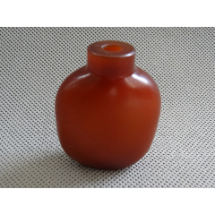 清代红色料器鼻烟壶