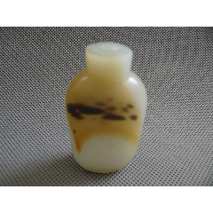 清代带彩料器鼻烟壶