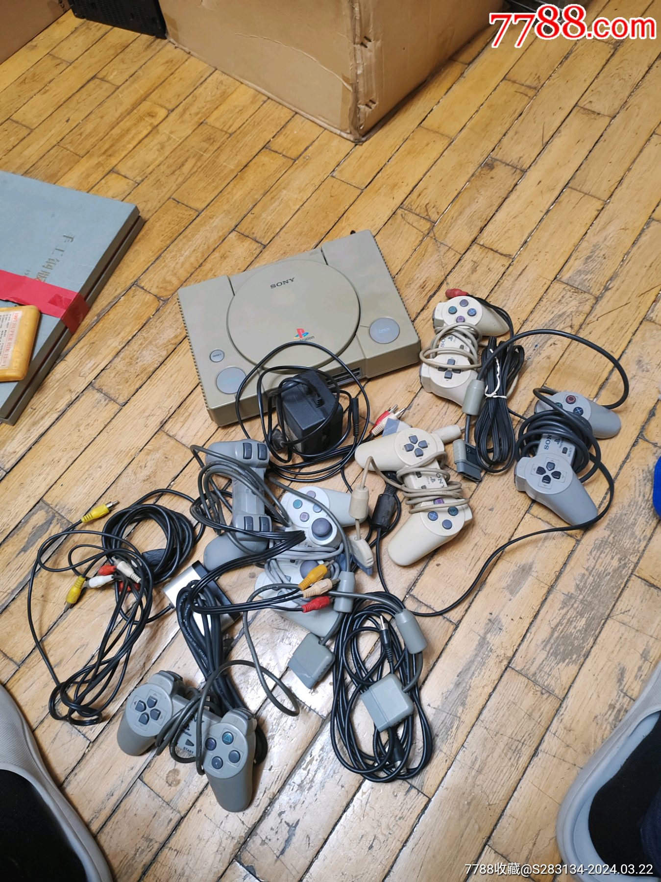 索尼游戏机一些配件6个手柄具体看图运费20介意勿拍谢谢