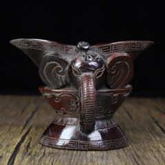 牛角雕刻兽纹吉象酒杯摆件,长17.5厘米宽14厘米高13厘米,重约720克