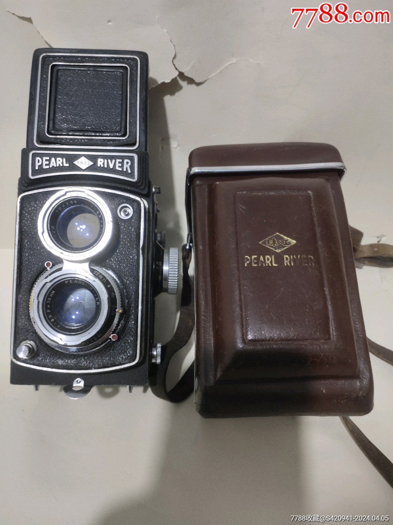 早期珠江4型双反相机后盖标有广州照相机厂