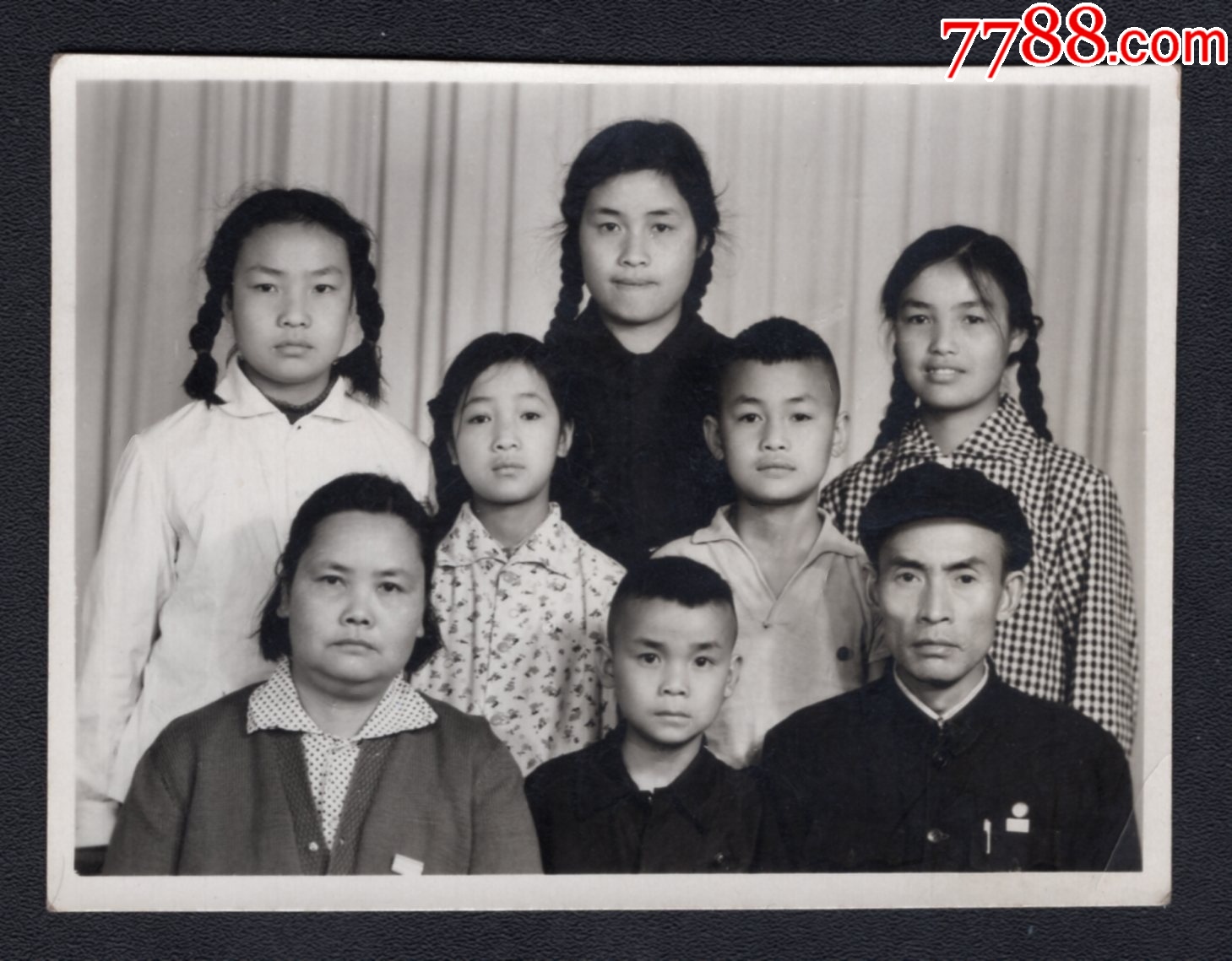 60年代长辫子美女家庭老照片1张尺寸约7297厘米厚相纸