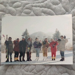 彩色照片(青年男女在滑雪场)