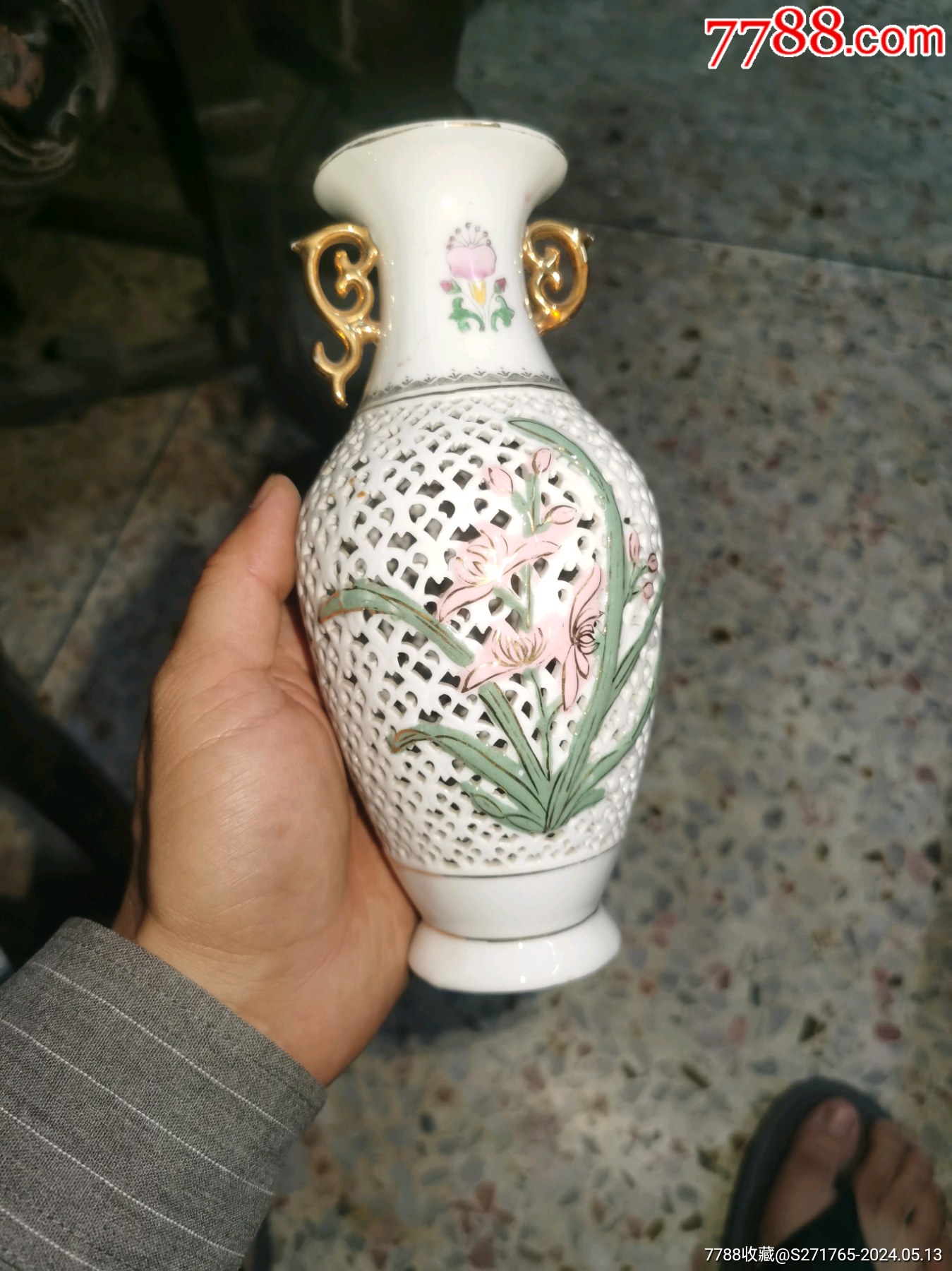 老枫溪彩绘镂空双耳通花瓶