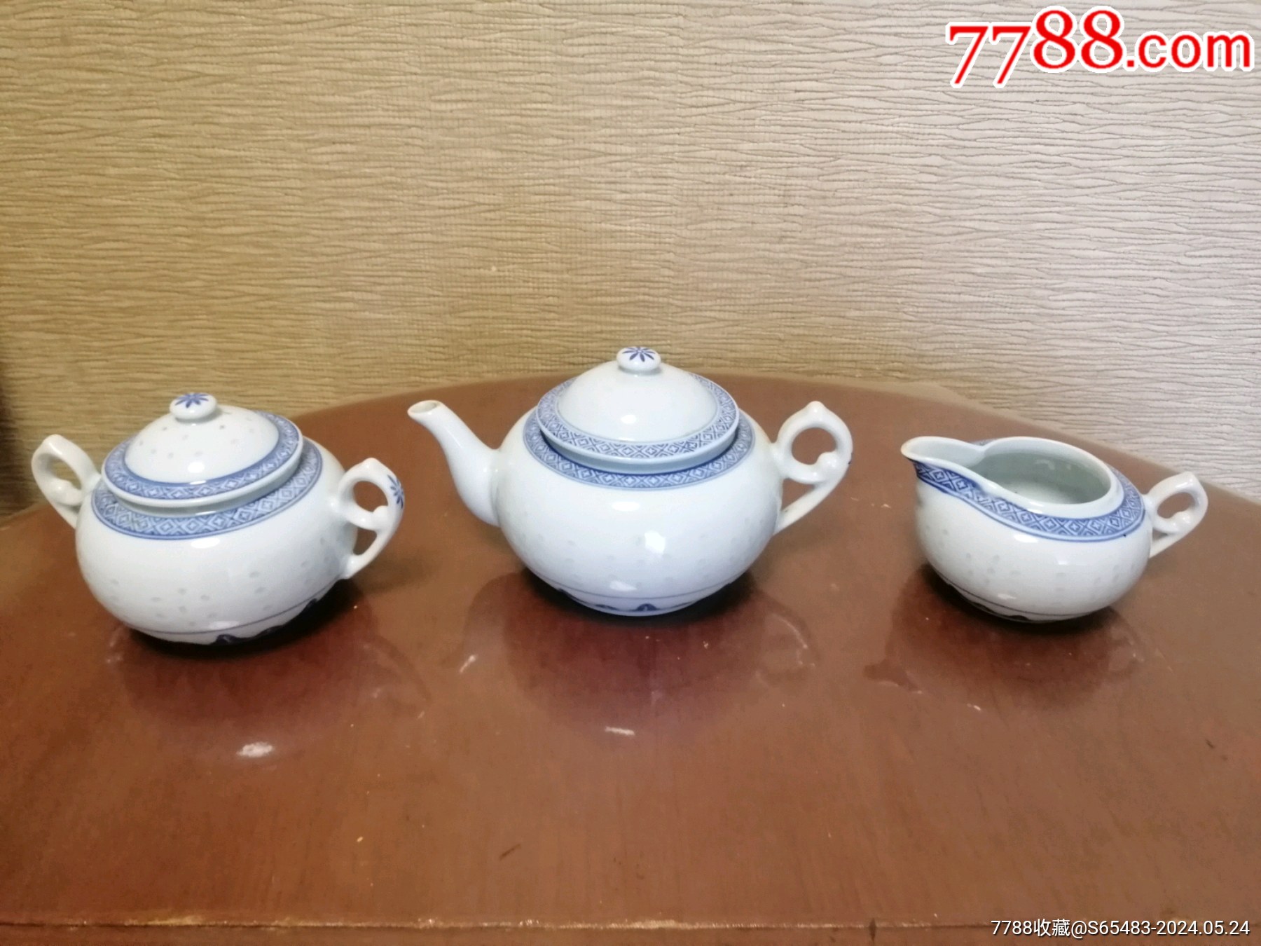 景德镇老厂货,七十年代左右出口青花玲珑鹰嘴壶一套3个如图,实物拍照