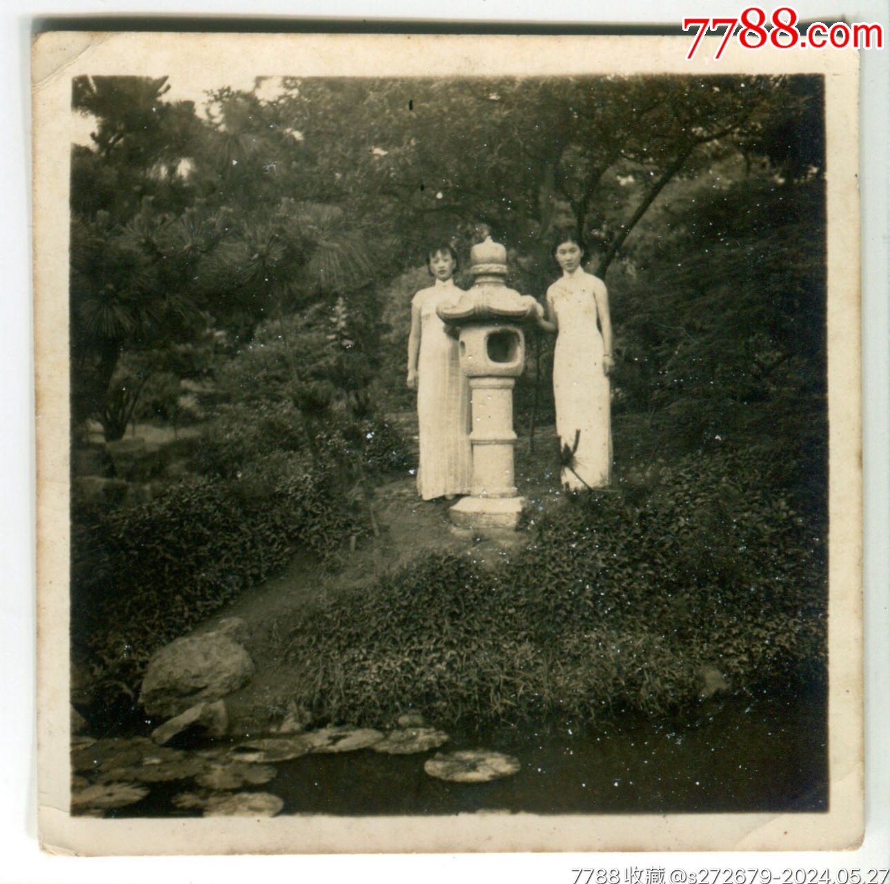 民国老照片:两位旗袍美女塔边合影风景照,漂亮.