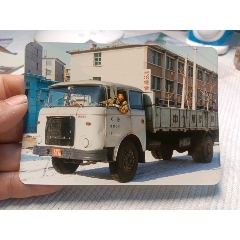 彩色照片(八十年代司机师傅驾驶老式大卡车留影)(au37956838)