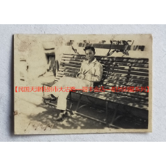 民国天津，公园长椅上的西服男子。1941年。