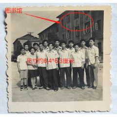 南昌—江西师范学院，1982年5月（参照同一批），校园“图书馆”前合影。