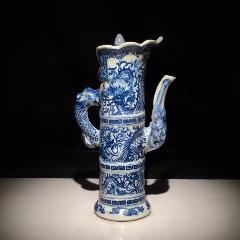 大清乾隆年製　青花龍壺 A blue and white globular 'dragon' vase (Tianqiuping), Seal