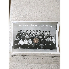 80年~黑白照片《东台县手工业局出席县第七次妇女代表大全体代表合影》_