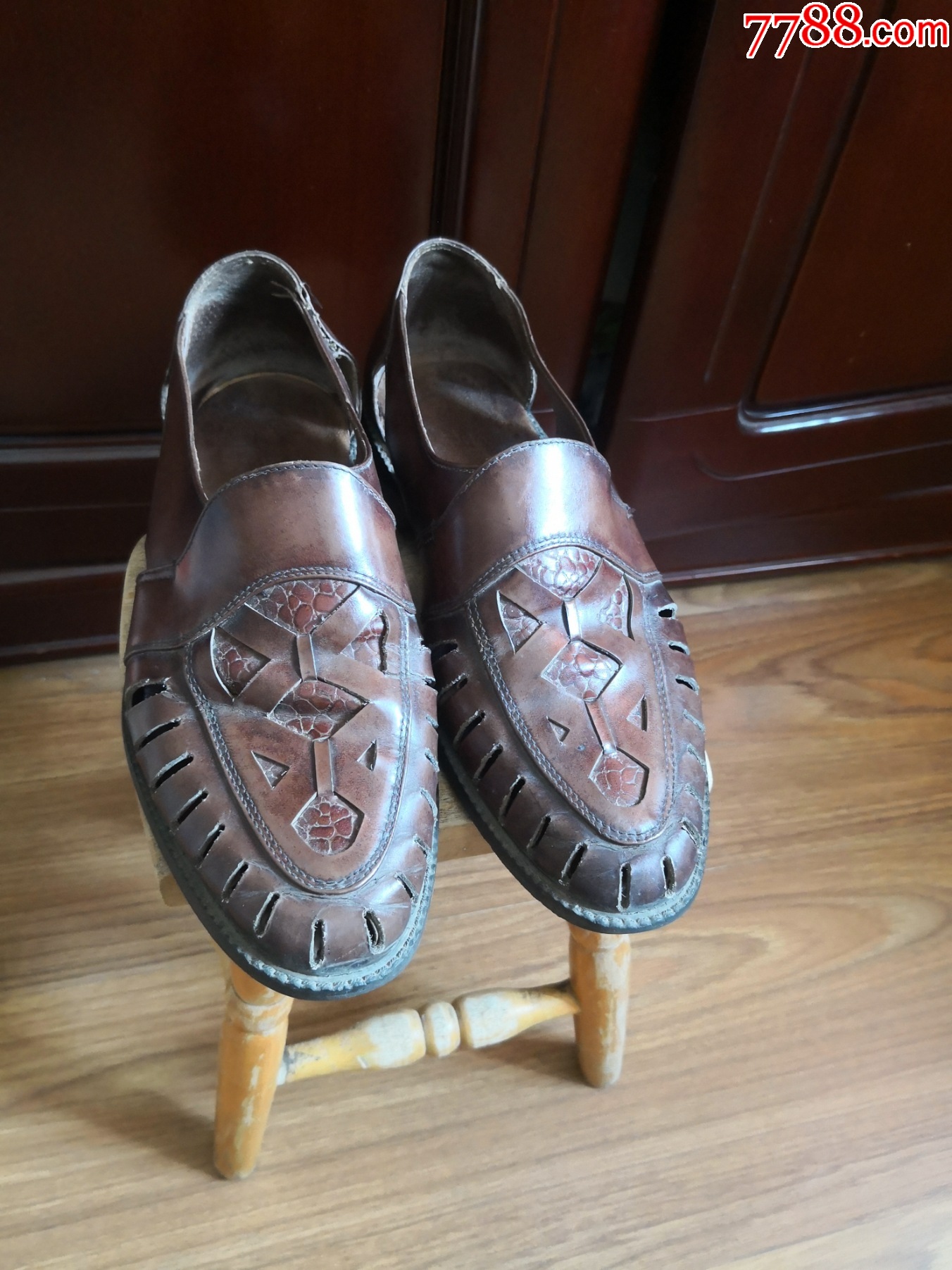 老式男皮凉鞋