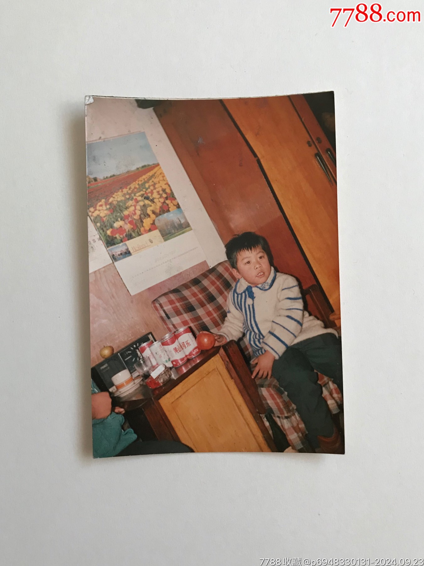 儿童老照片一张,桌上的黄山可乐不常见,照片品相不