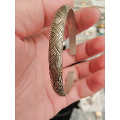 一個(gè)精美的銀手鐲拍賣_