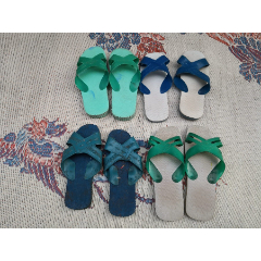 四双泡沫老拖鞋