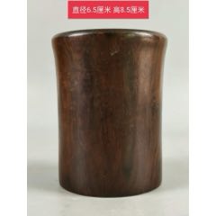 紫檀木笔筒。品相完美，做工精致，木纹清晰，完整漂亮，尺寸如图