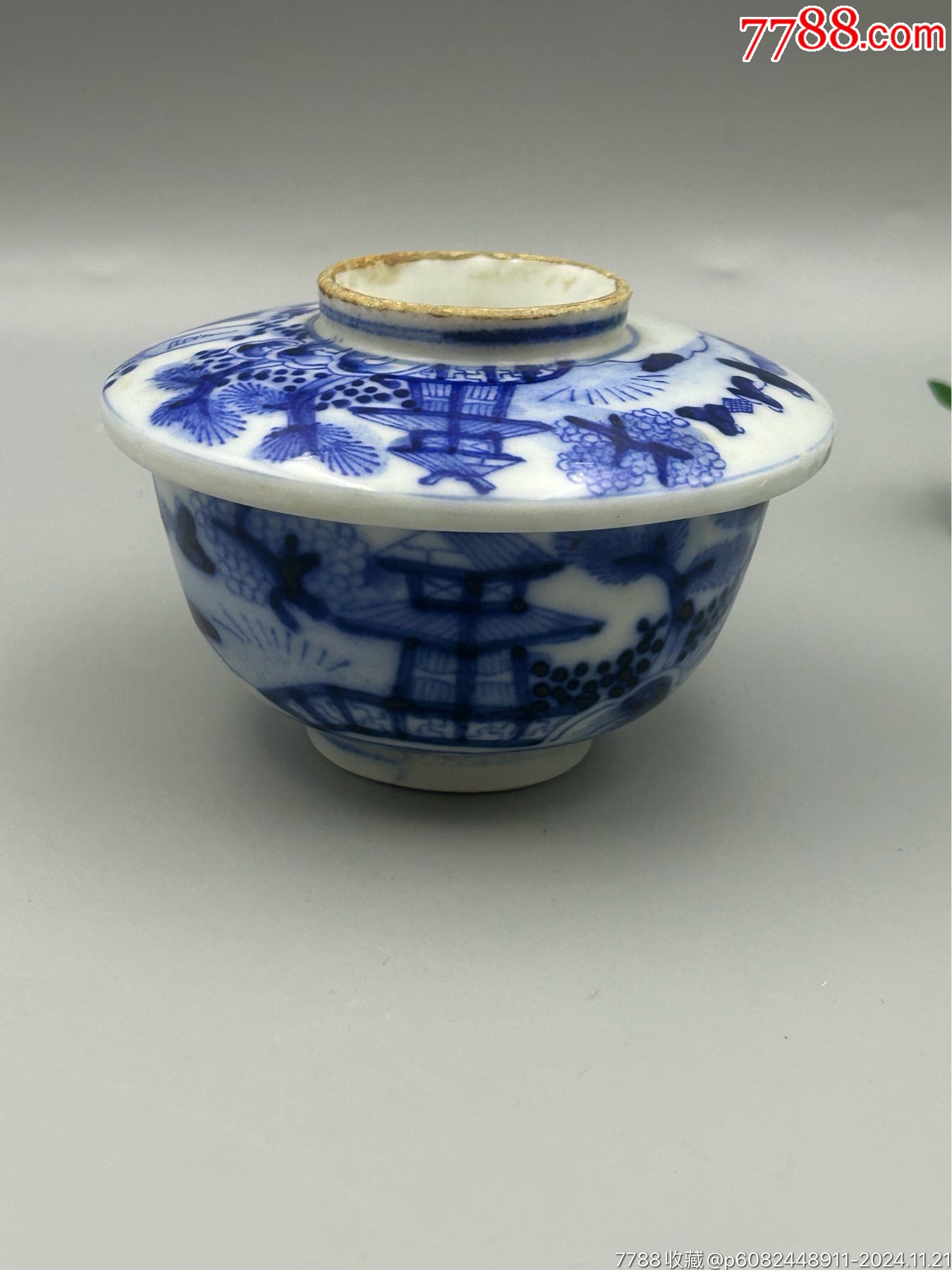 民国,手绘青花山水人物纹老盖碗,一枚,底部一处轻微的老小磕碰,不刮手