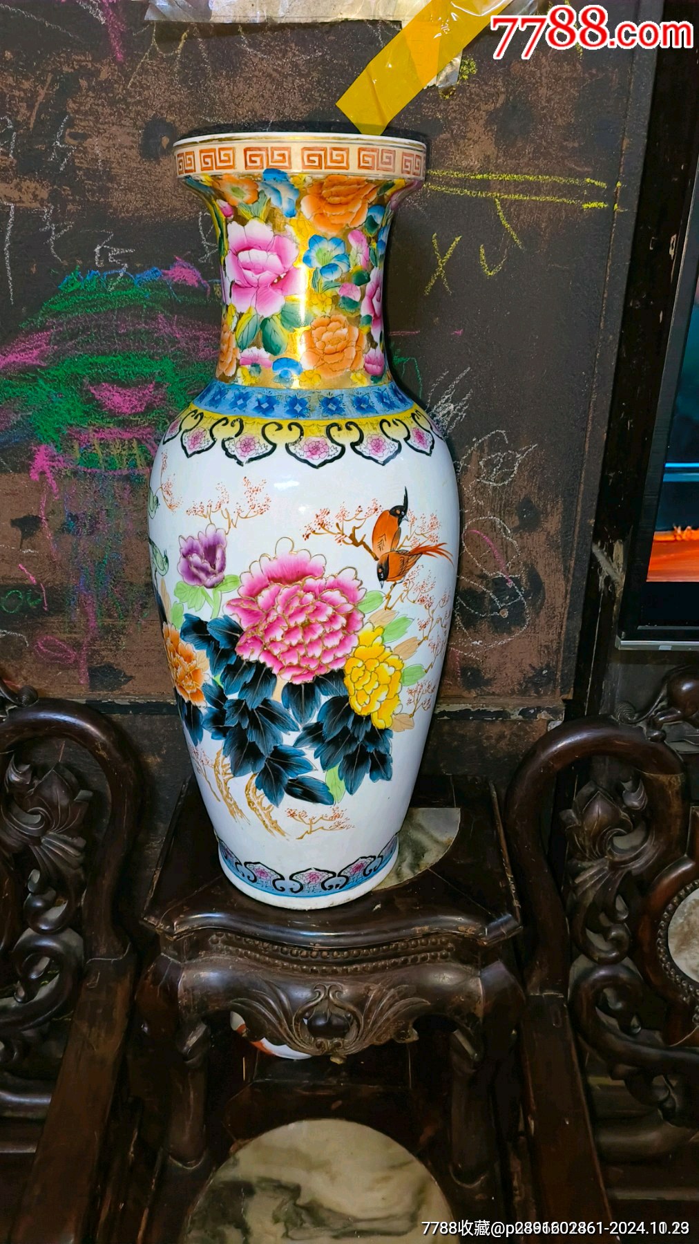 六七十年代的老枫溪彩绘花鸟大花瓶画工精细,口边有一处磕碰,如图所示