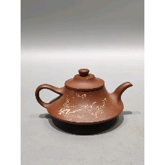 老珍藏，小品《中国宜兴》底款，盖款《红华》，刻绘老紫砂壶一把