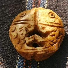 骨雕雙魚背云_