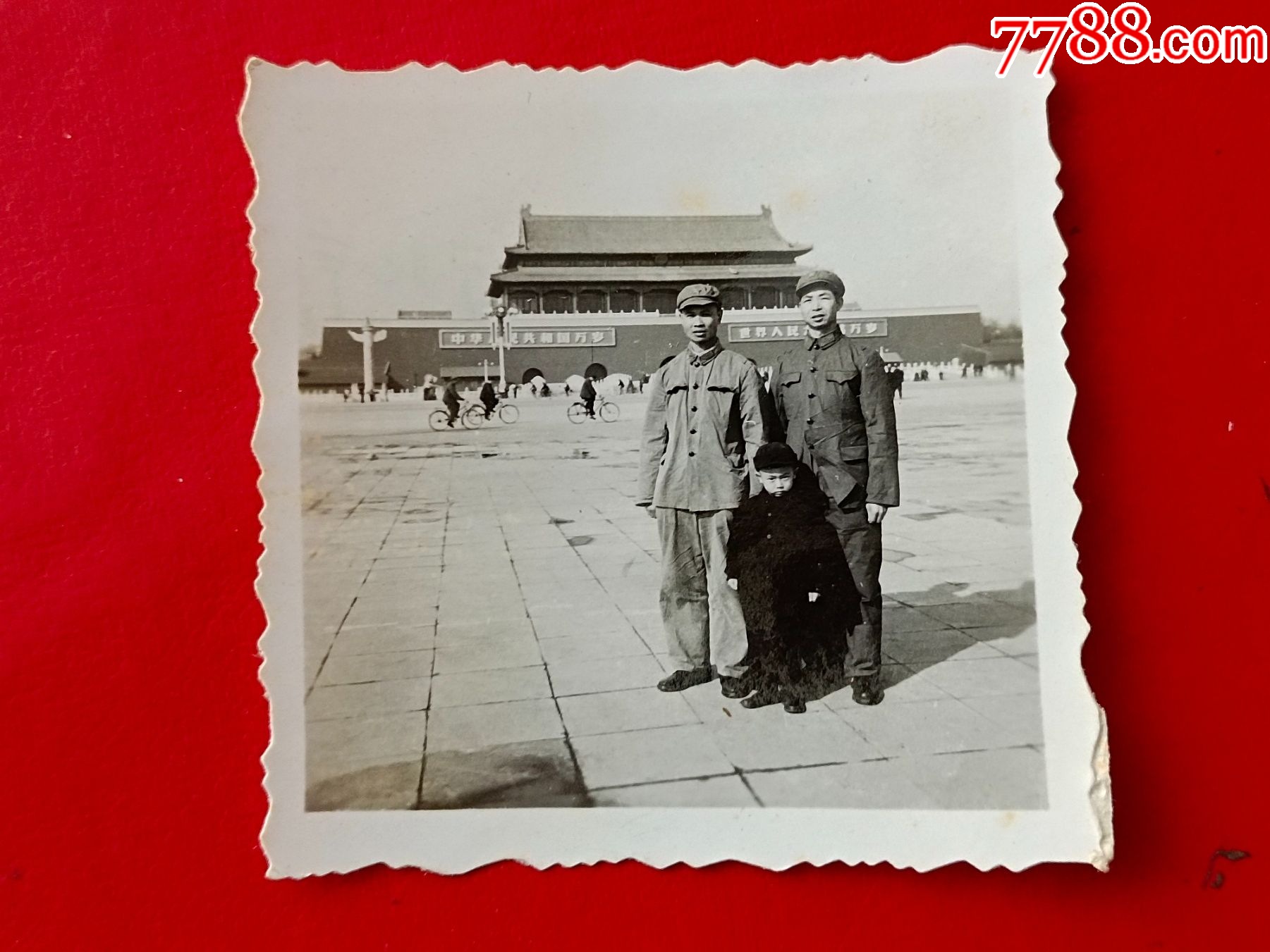 天安门前--1966.3.于北京(没挂毛主席像)__【7788收藏__收藏热线】