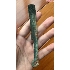 少見-直-刀：保真?。ū菊疽谚b定）。不是常見明刀~