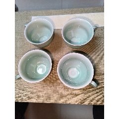 文*宜興青瓷杯一套（其中有螞蟻磕皮）
