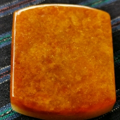 天然黃翡無事牌_