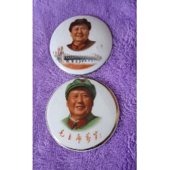 二枚精品彩色毛主席瓷像章