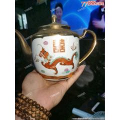五六七老景德鎮(zhèn)粉彩龍鳳描金茶壺完整，如圖所示發(fā)貨