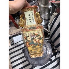 1996年的老彩繪描金人物童子壽桃雙耳六方瓶，精工細(xì)作，滿工滿彩描金