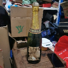 80年青島牌大瓶裝1.5升檳香酒。僅限收藏。