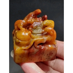 珍藏壽山三彩芙蓉石“五福臨門”閑印，印文:我見青山多嫵媚，青山見我應(yīng)如是_
