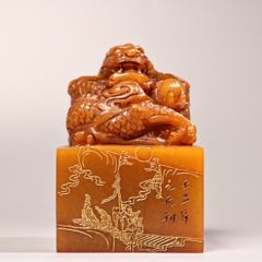 山水寿老人刻黄芙蓉石印材 在銘 専用台付き　古印材老印材　田黄 山水寿老人刻黄芙蓉石印材 在銘 専用台付き 古印材老印材 田黄